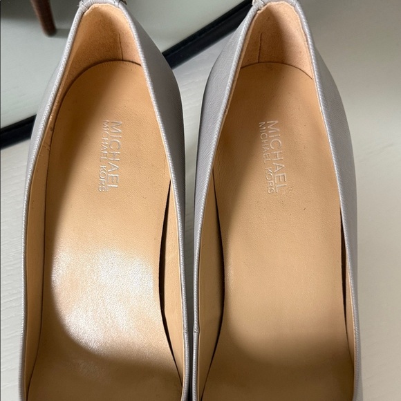 MICHAEL Michael Kors Elegant Gray Heels - Picture 6 of 6